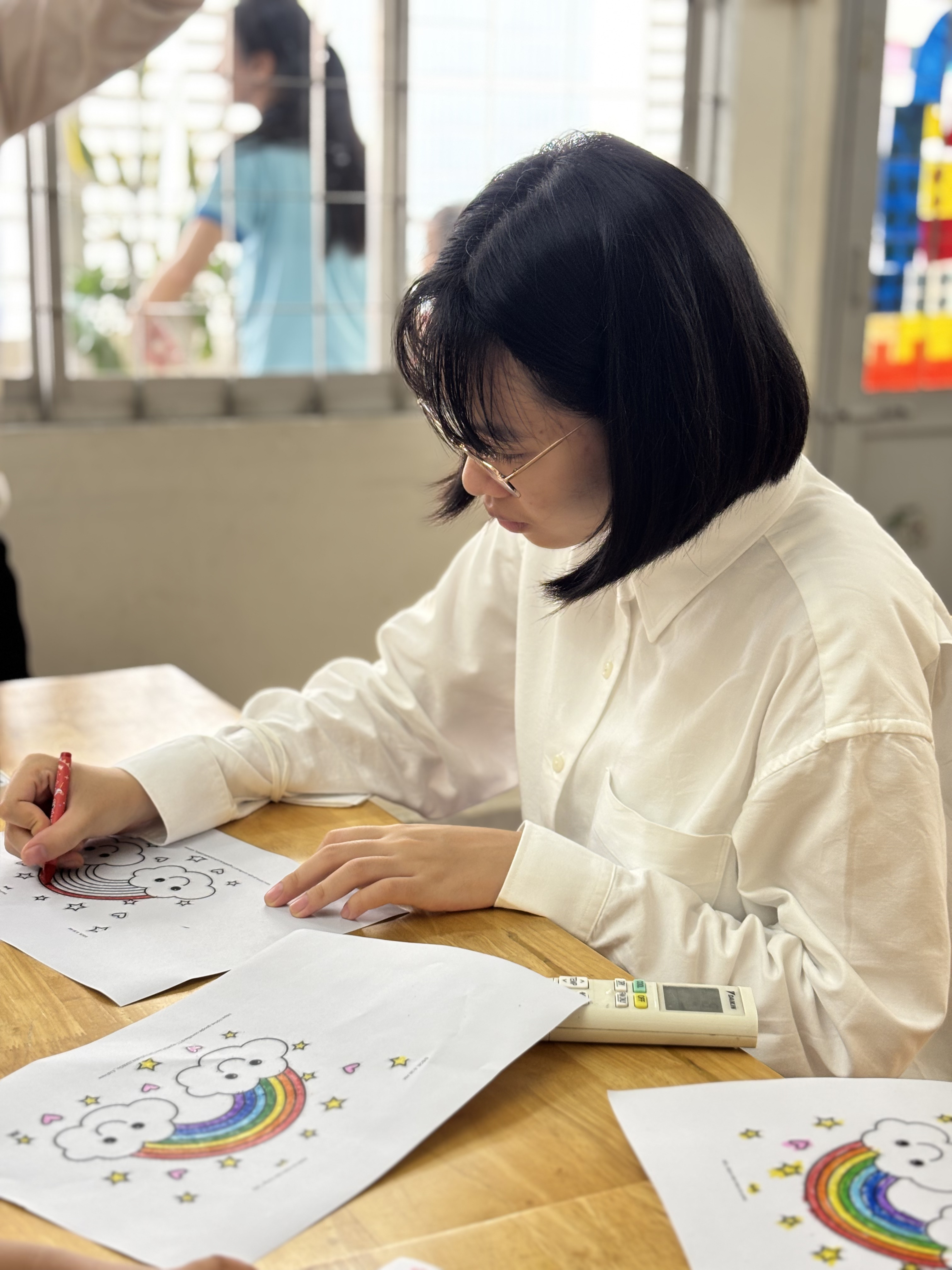Hoang Tu Uyen participating in a learning activity